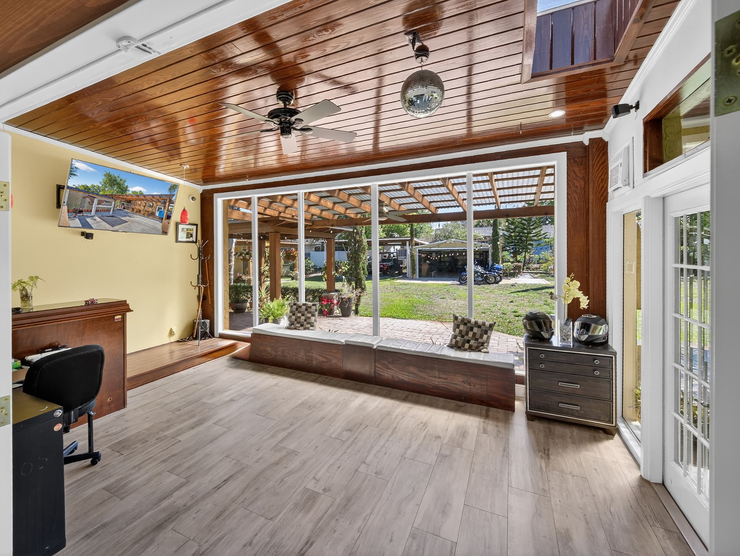 Sunlit Florida room Orlando home